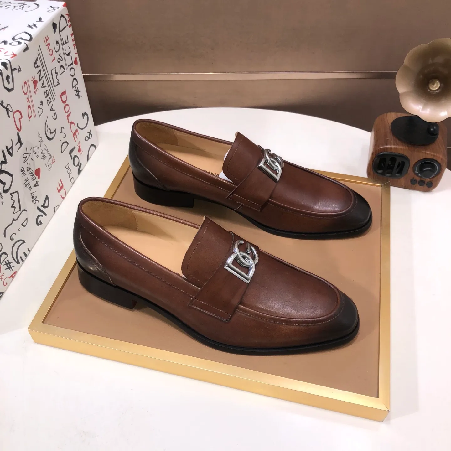 Ex-factory price 500💰DG top quality🔍🔍men's new leather shoes🚹Sold simultaneously at counters⚠Shoe uppers are imported cowhide from Italy, fully imported cowhide lining, imported accessories💪💪, completely 1⃣️ to 1⃣️replica🇮🇹 💪💪, ⚠Sole: The original sole is specially provided by the original factory, the exclusive movable molded sole is super comfortable, ⚠The original factory follows the order, 🔍🔍high quality, you can enter and exit the counter at will, welcome to compare ⚠Number of sizes: 38-44 (45 customized)